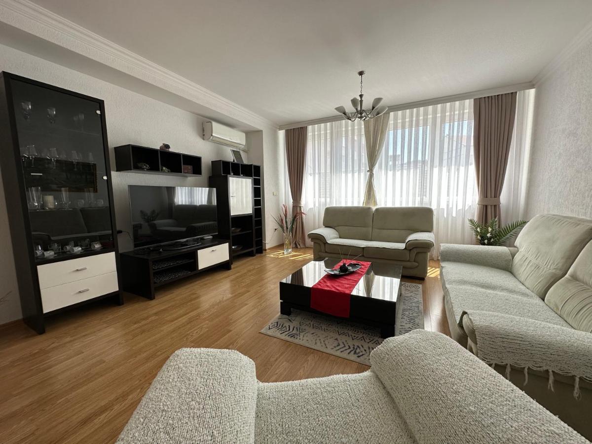 Spacious 3-Bedroom Condo Next To City Center Pristina Exteriör bild