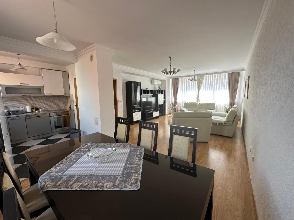 Spacious 3-Bedroom Condo Next To City Center Pristina Exteriör bild