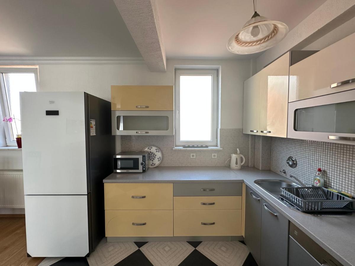 Spacious 3-Bedroom Condo Next To City Center Pristina Exteriör bild