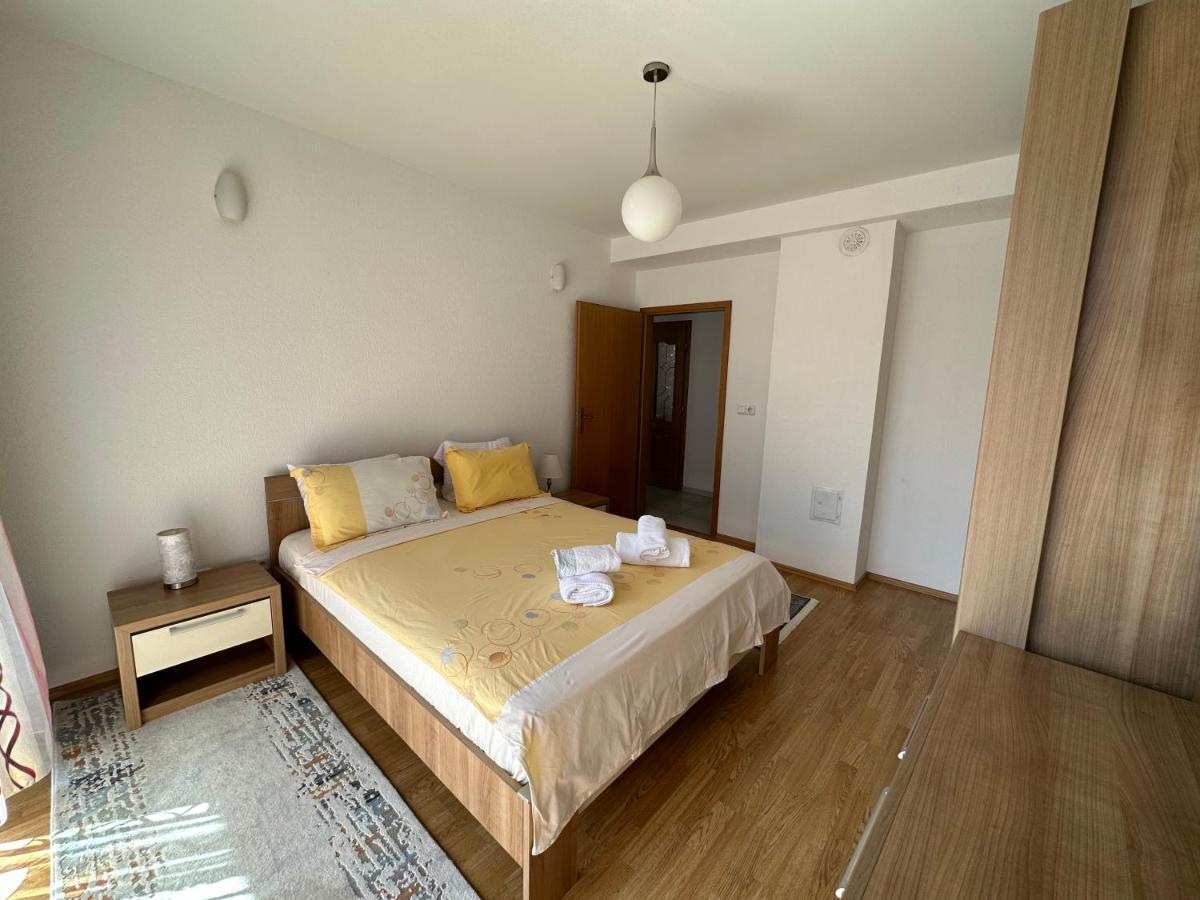 Spacious 3-Bedroom Condo Next To City Center Pristina Exteriör bild