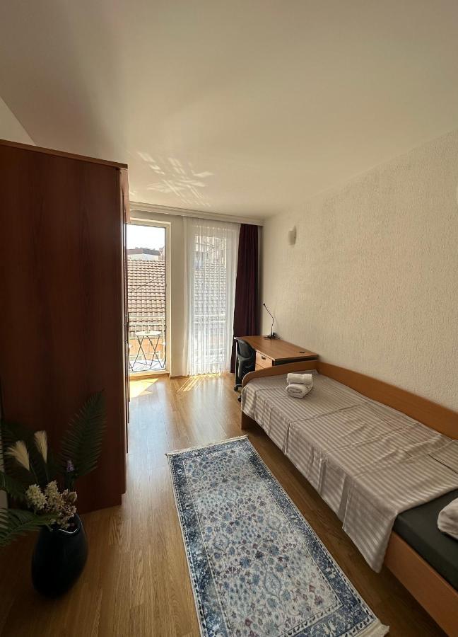 Spacious 3-Bedroom Condo Next To City Center Pristina Exteriör bild